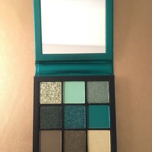 Huda Beauty Emerald Obsessions eyeshadow palette
